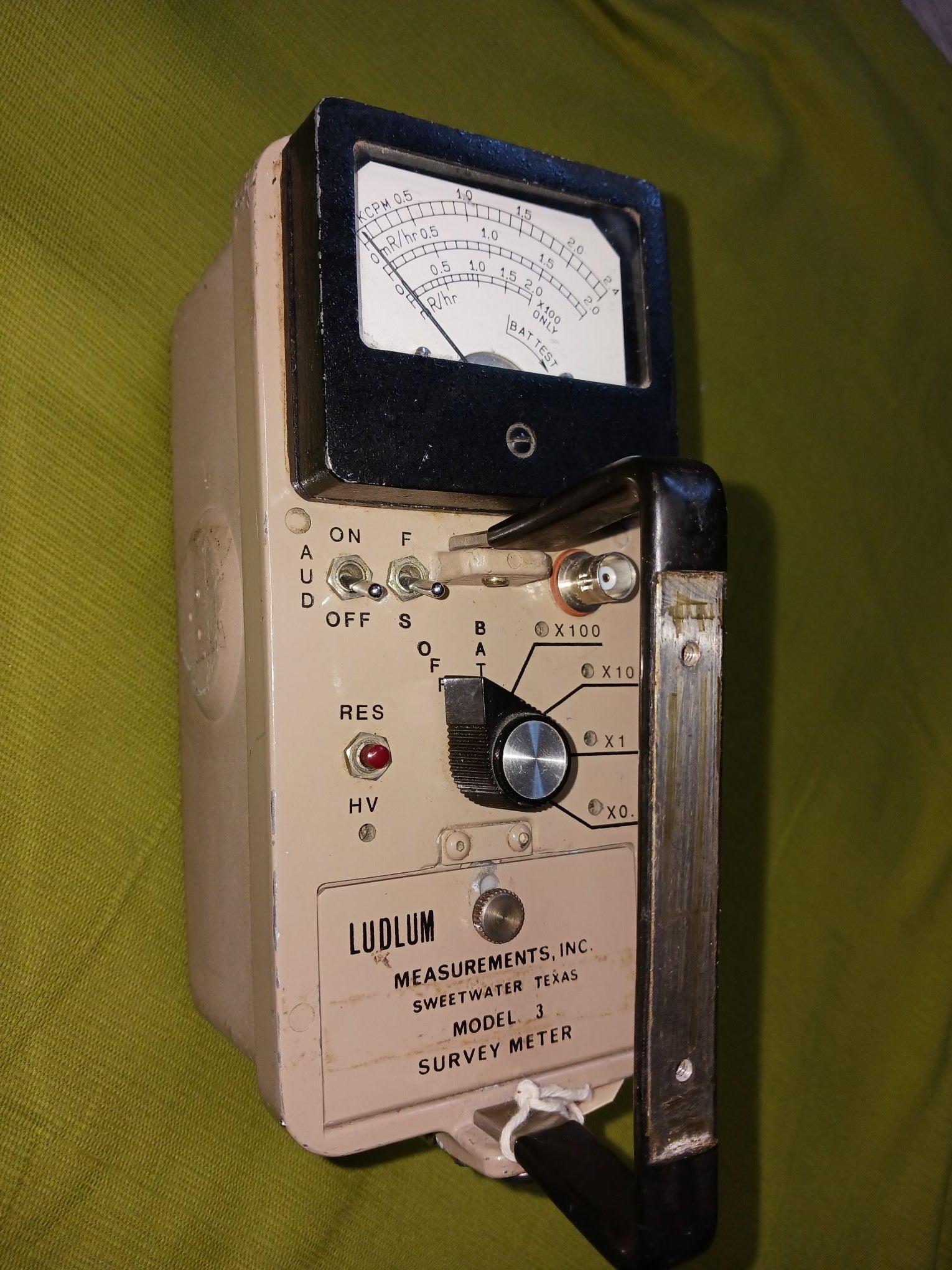 Ludlum Model 3, Older version, BNC connection