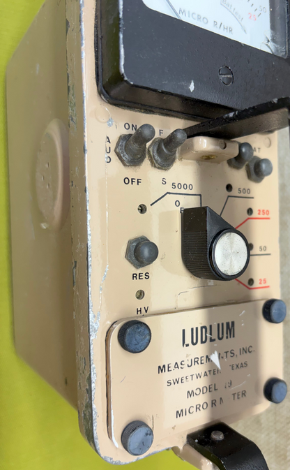 Ludlum Model 19 MicroR Meter - Classic Style - Blemished Glass